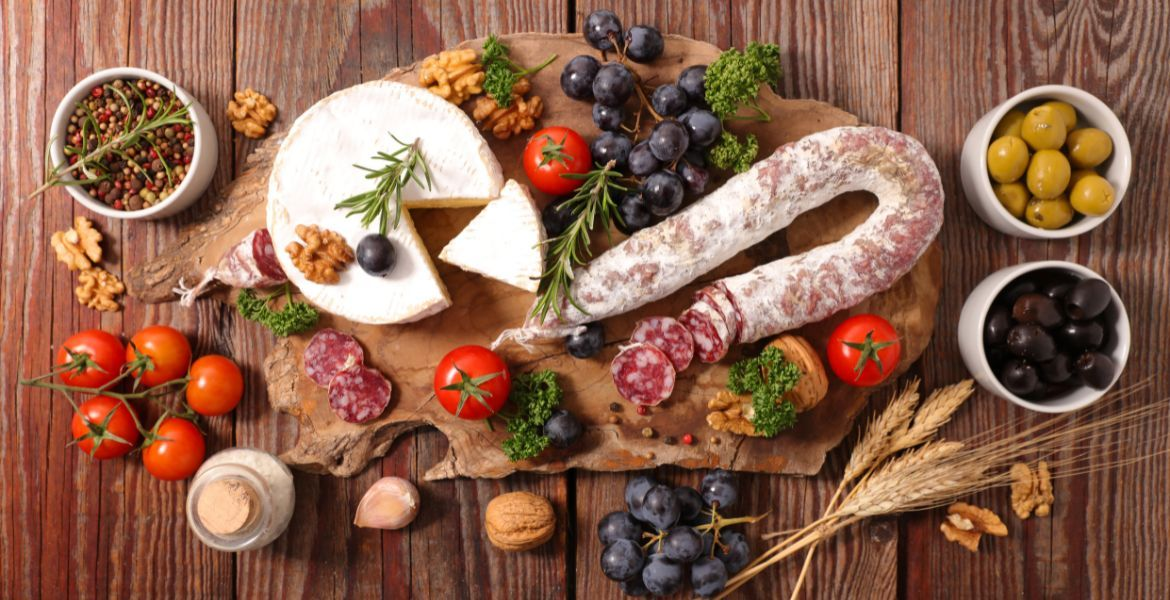 Comment composer une planche de charcuterie pour l'apéritif